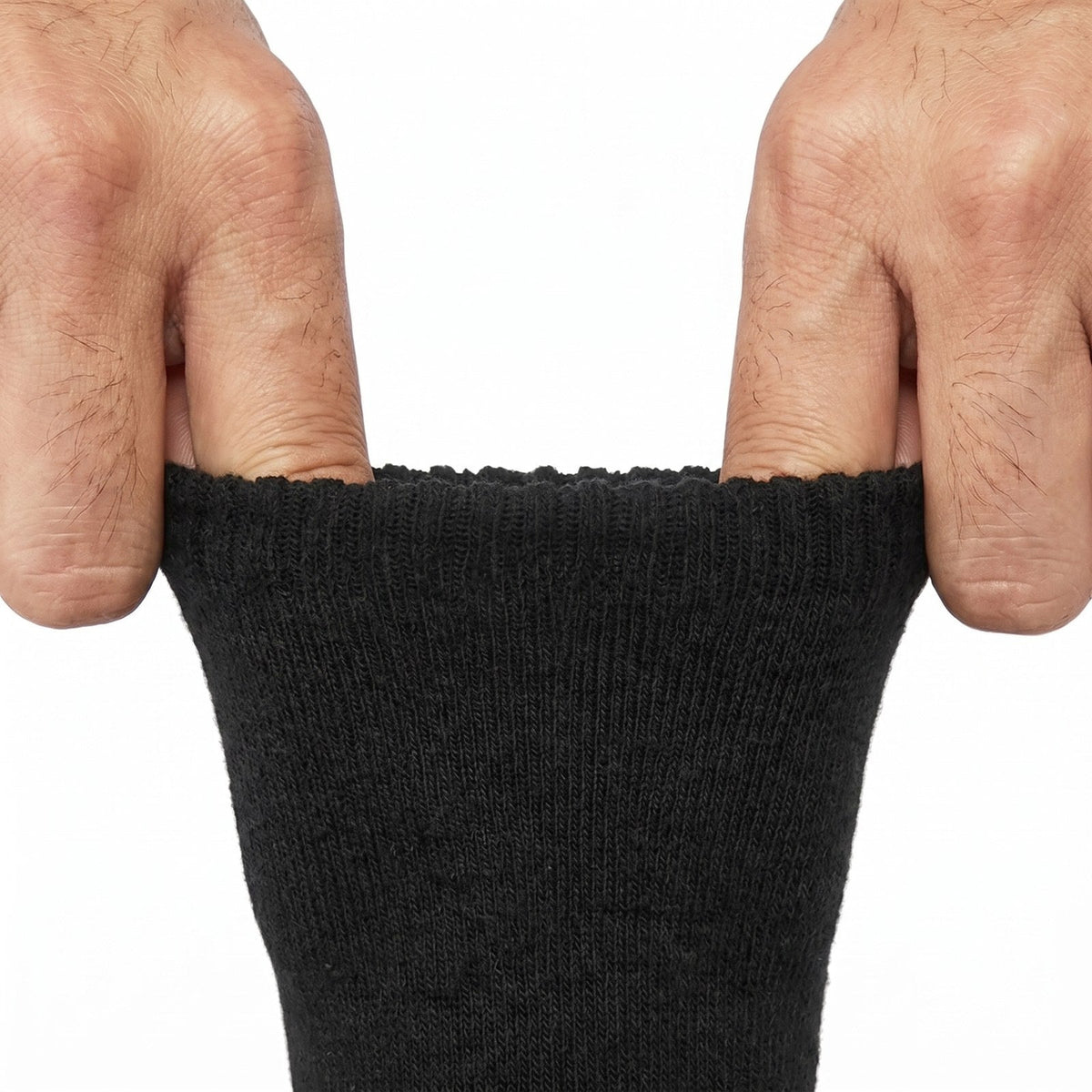Rekbare boord van de zwarte verwarmde sokken in mannenhanden