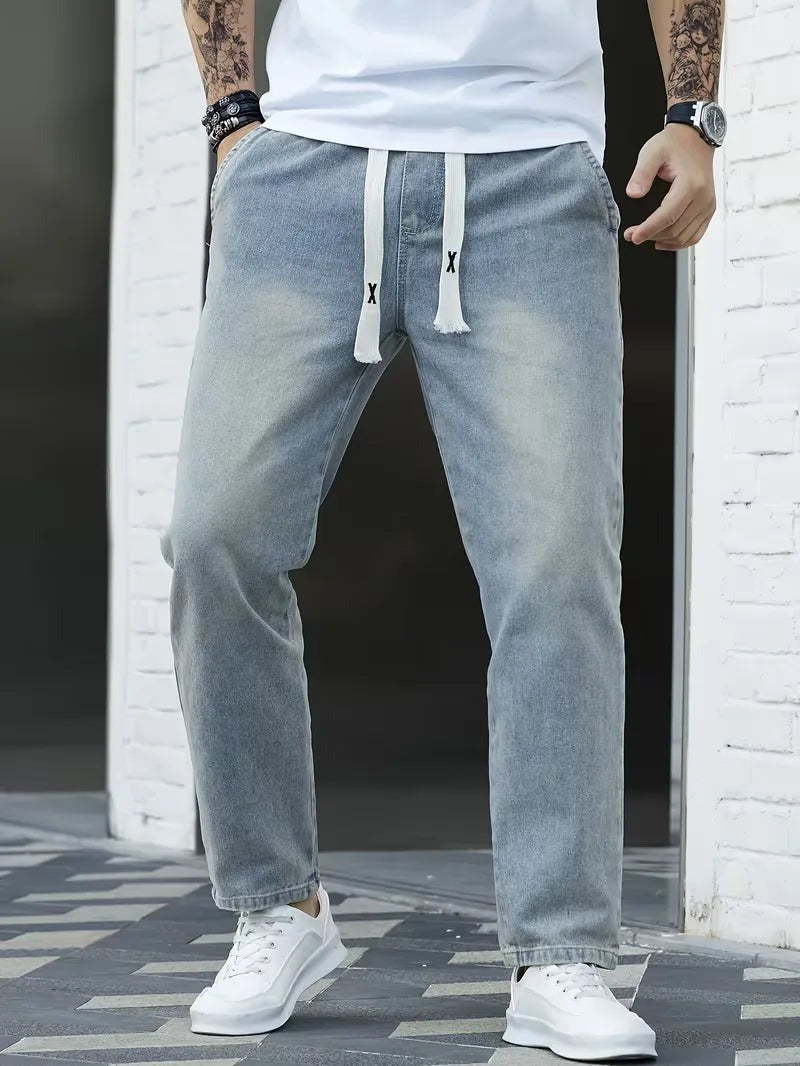 Joggerjeans voor heren in vintageblauw met trekkoord, gedragen, voorkant