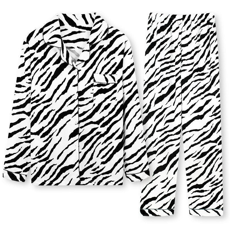 Pyjama met doorknoopshirt en lange broek, uitvoering zebra, plat neergelegd