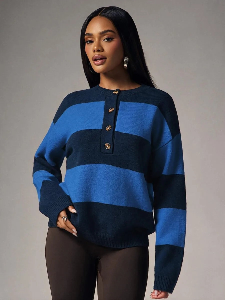 Oversized trui met brede strepen en knoopjes in marine/blauw, gedragen