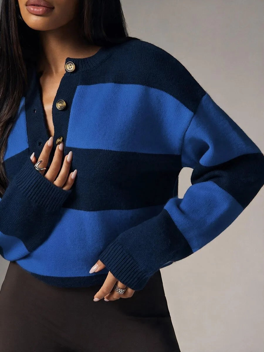 Oversized trui met brede strepen en knoopjes in marine/blauw, gedragen