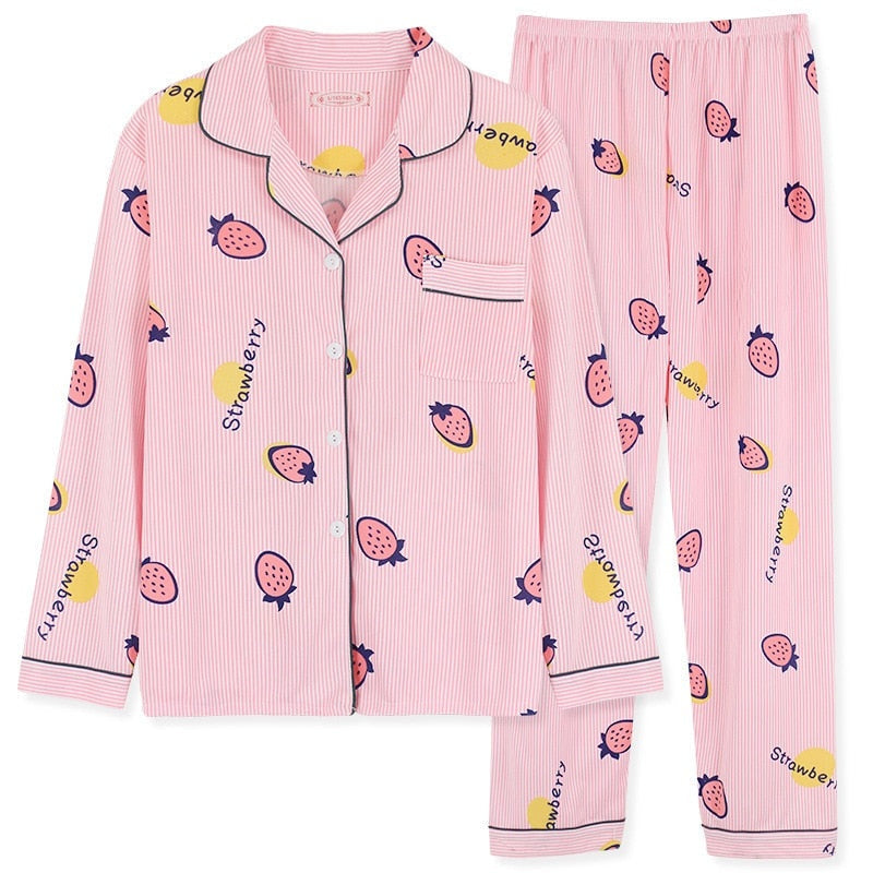 Pyjama met doorknoopshirt en lange broek, uitvoering roze met aardbeien, plat neergelegd