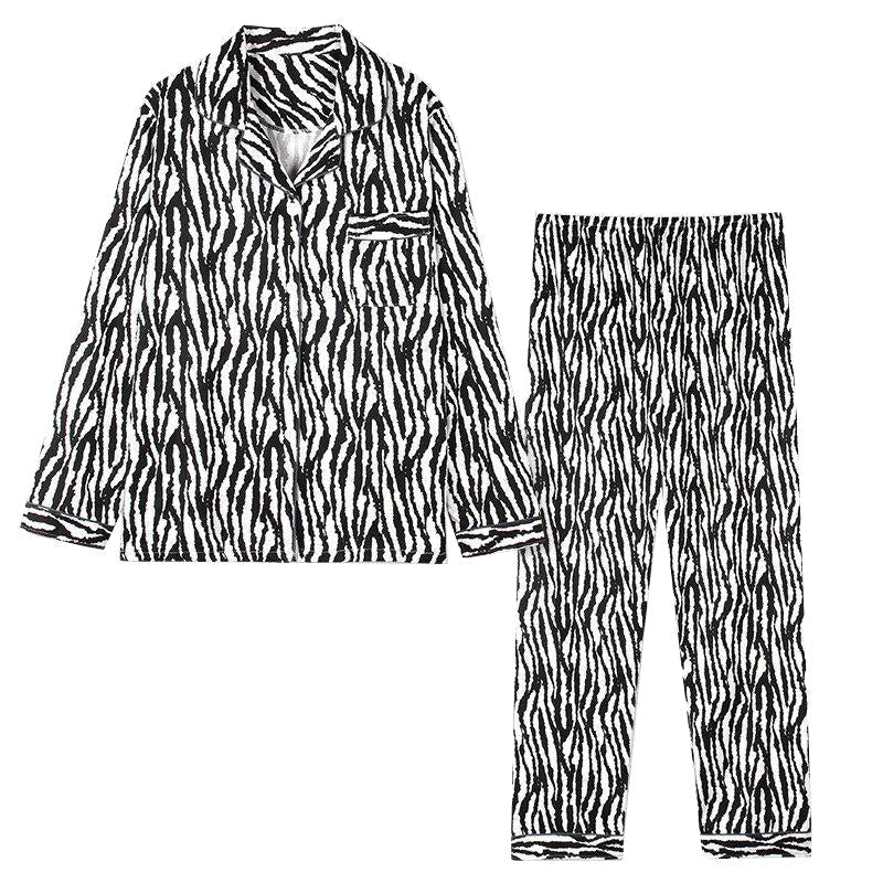 Pyjama met doorknoopshirt en lange broek, uitvoering fijne zebra, plat neergelegd