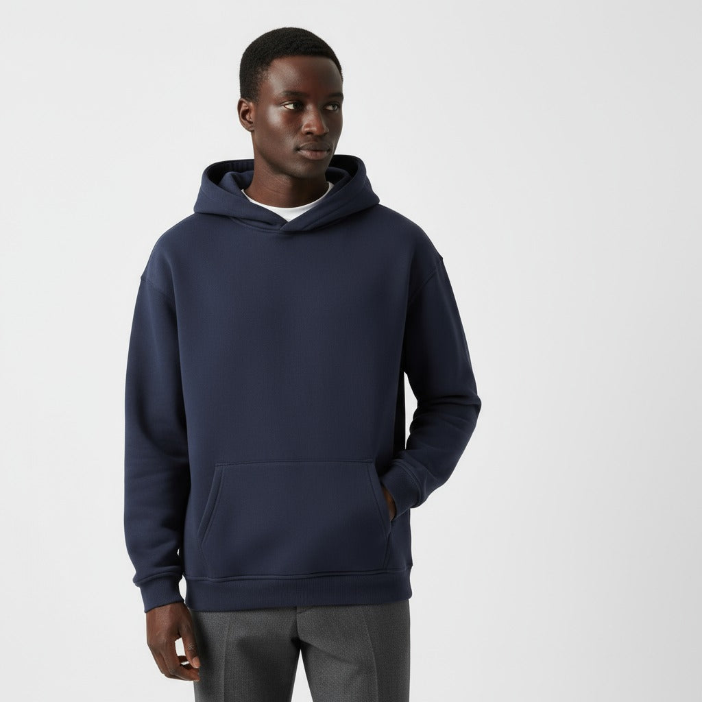 Heavyweight hoodie voor heren in marineblauw, gedragen, voorkant