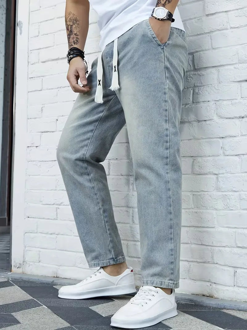 Joggerjeans voor heren in vintageblauw met trekkoord, gedragen, zijkant
