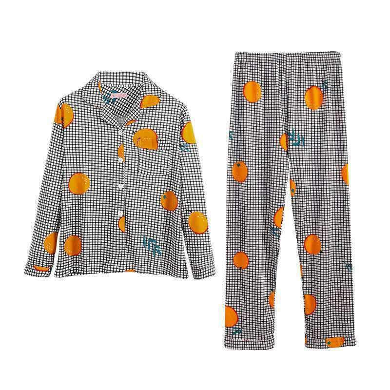 Pyjama met doorknoopshirt en lange broek, uitvoering ruitje met sinaasappels, plat neergelegd