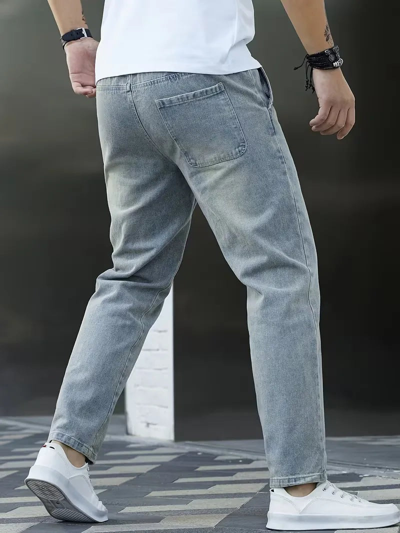 Joggerjeans voor heren in vintageblauw met trekkoord, gedragen, achterkant