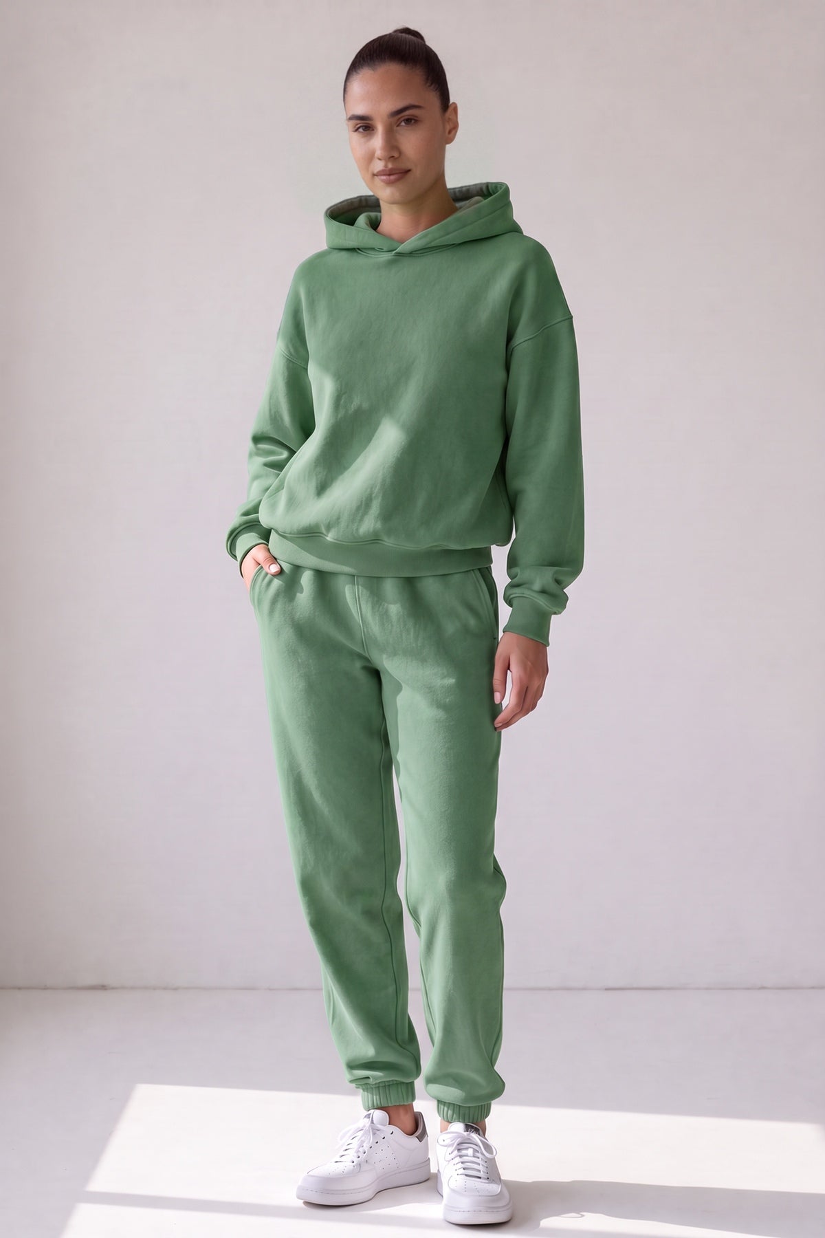 Oversized joggingpak met hoodie en joggingbroek in groen, gedragen, volledige lengte