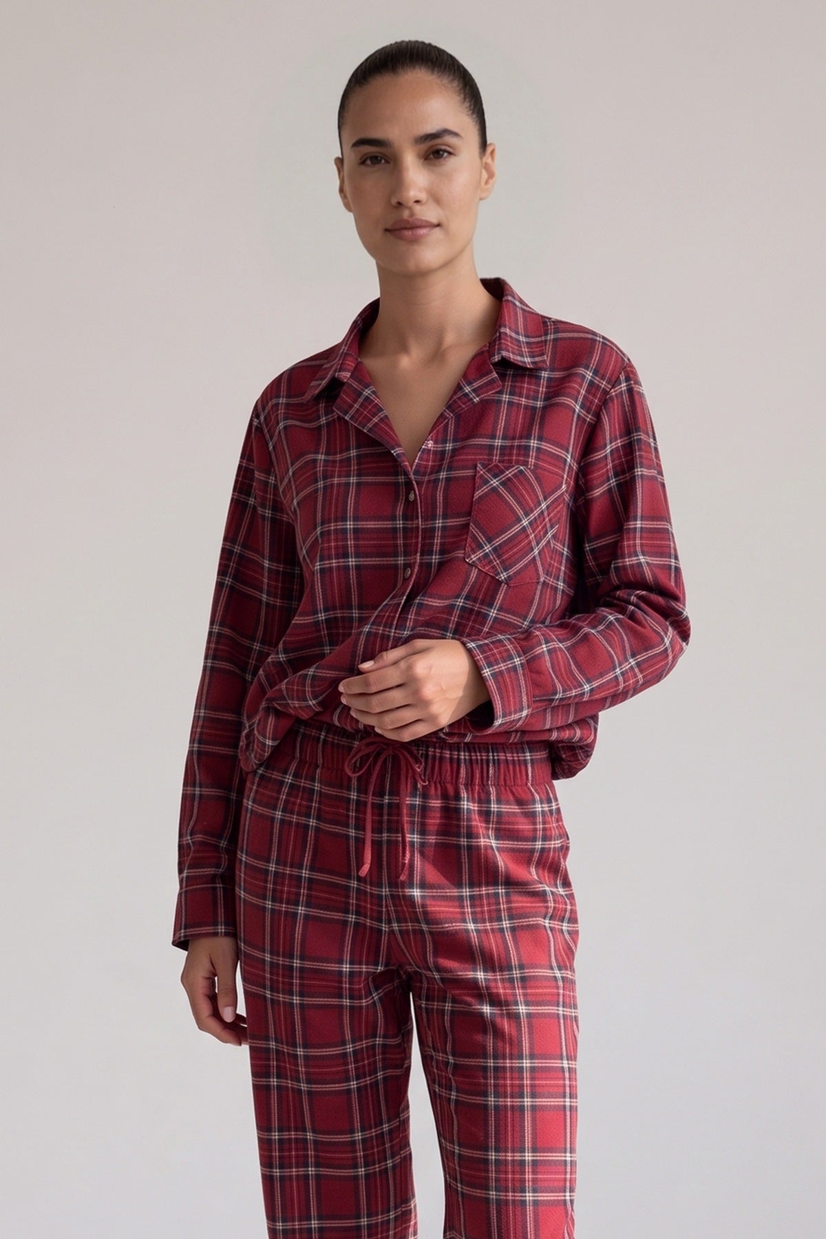 Bordeaux geruit pyjamashirt met klassieke kraag en borstzak, close-up