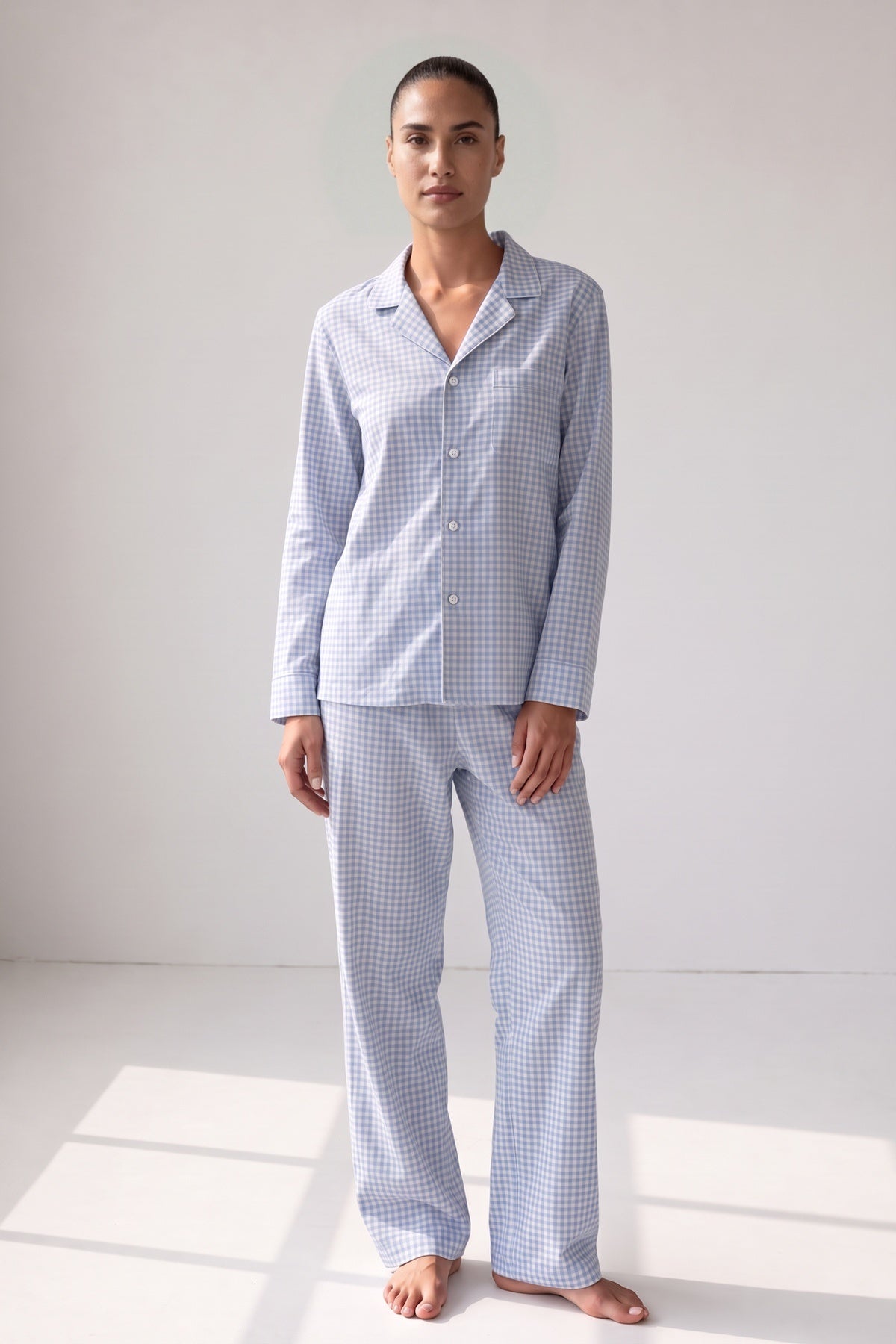 Lichtblauw geruite katoenen pyjama met wijde broek, gedragen, vooraanzicht