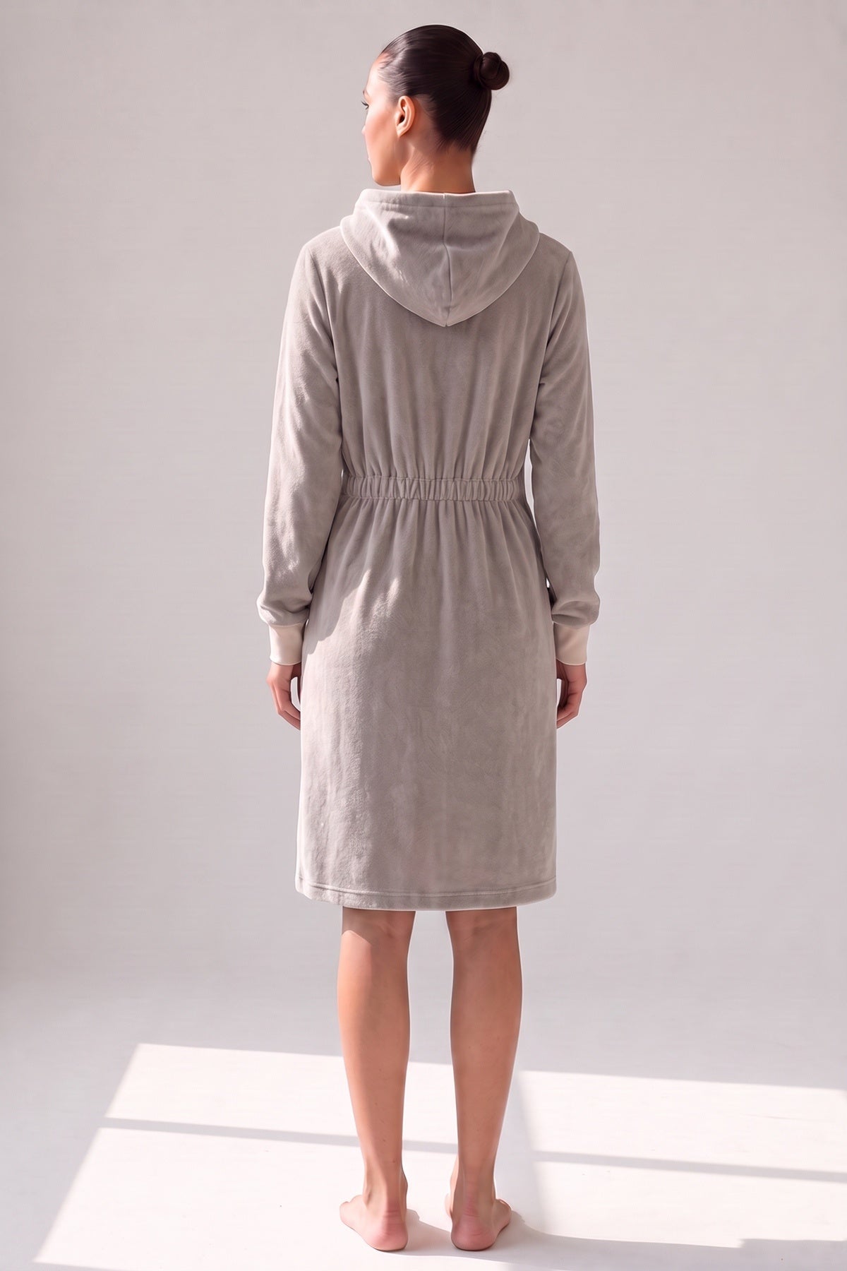 Taupe badjas met rits en capuchon, achteraanzicht