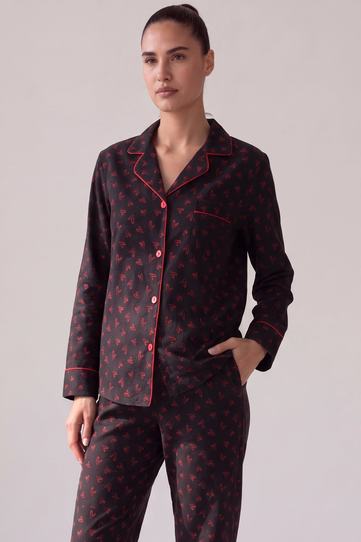 Zwarte flanellen pyjamablouse met hartjes, reverskraag en borstzakje, close-up