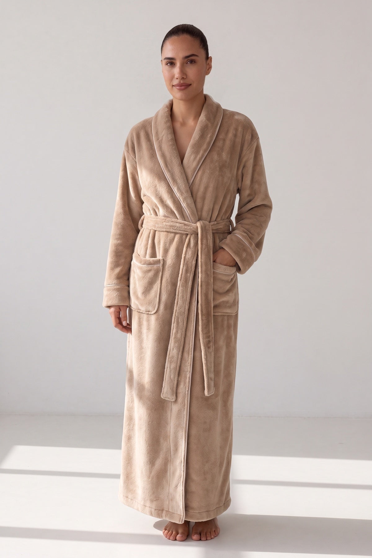 Beige lange pluche badjas met sjaalkraag en satijnen biezen, gedragen, vooraanzicht