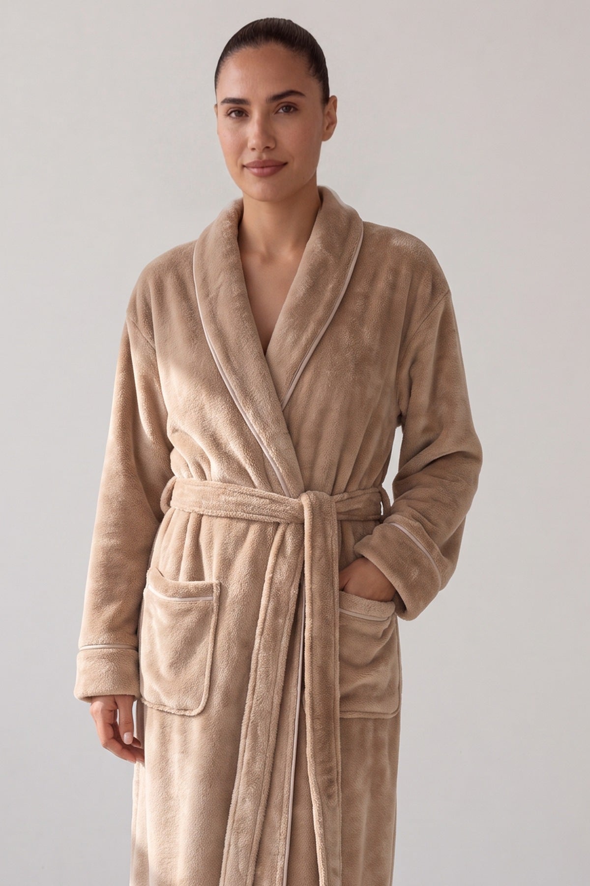 Beige pluche badjas met sjaalkraag en ceintuur, close-up