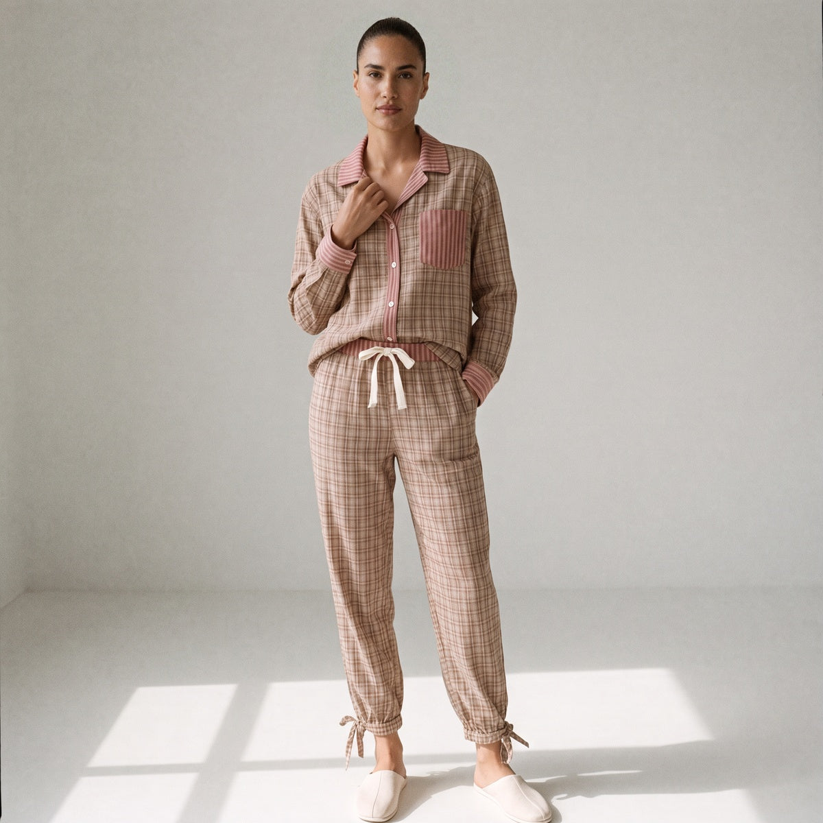 Geruite pyjama in bruin met roze gestreepte details aan een model, vooraanzicht