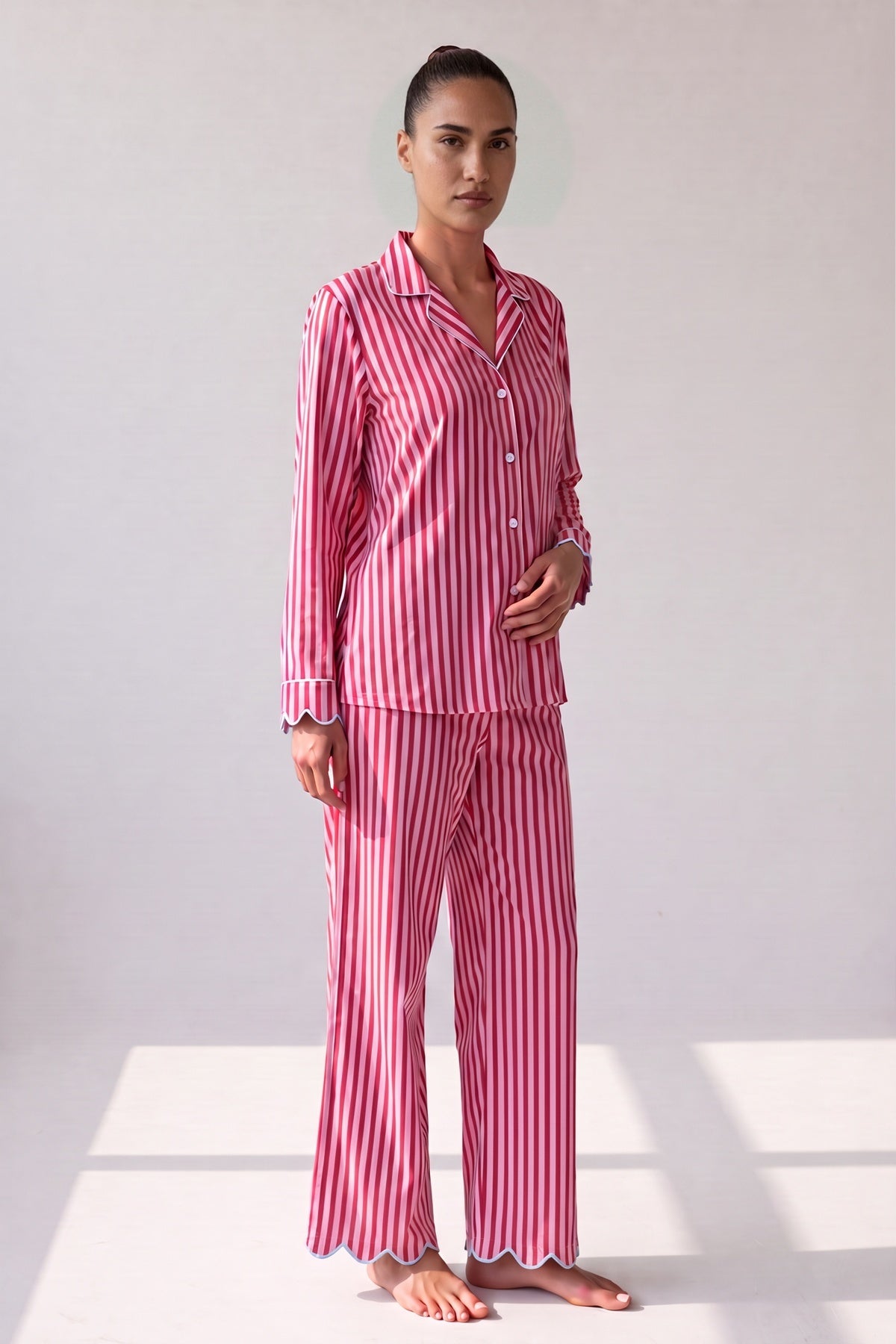 Roze-rood gestreepte pyjama, gedragen, vooraanzicht