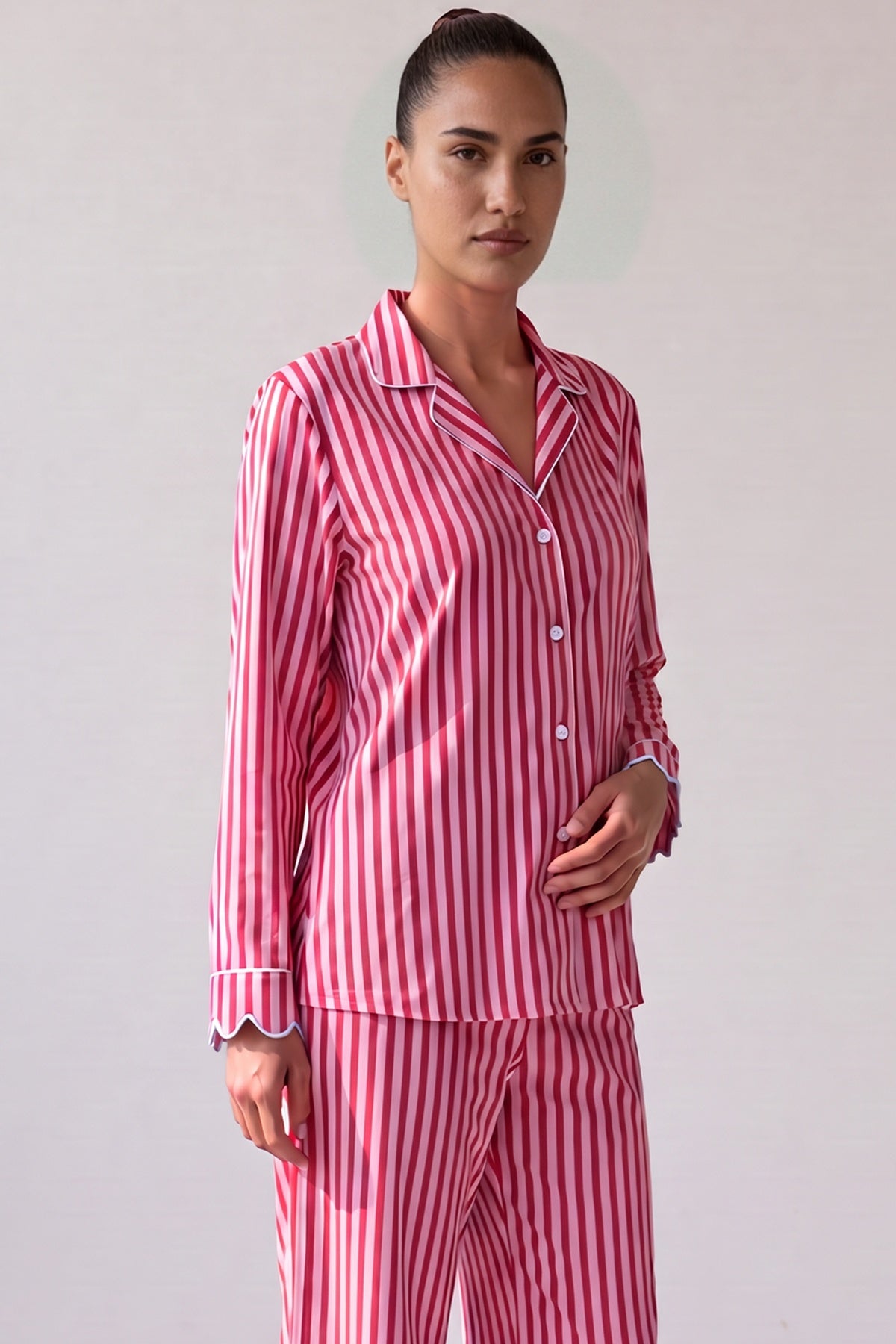 Gestreepte pyjamablouse met reverskraag en lichtblauwe biezen, close-up