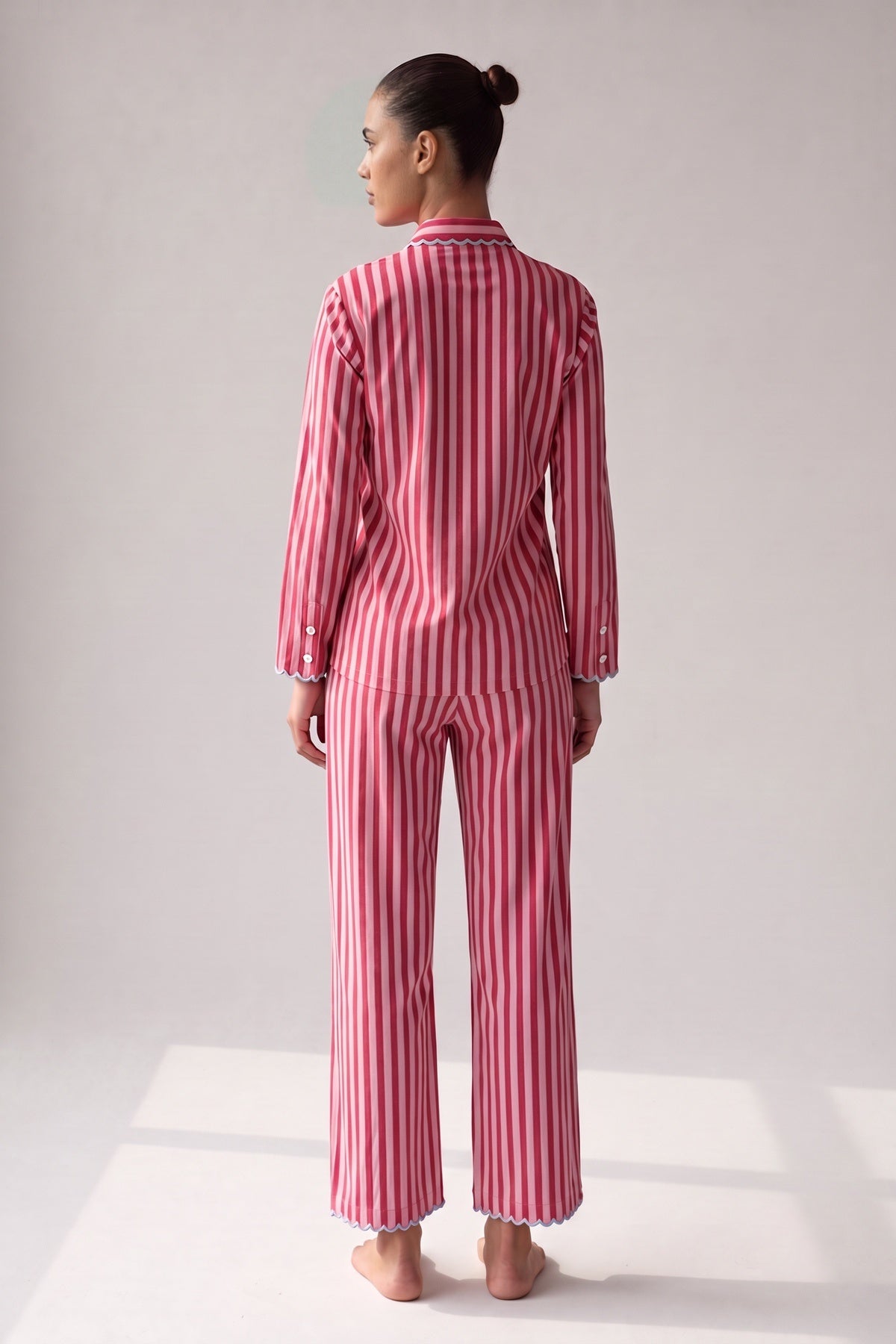 Roze-rood gestreepte pyjama, achteraanzicht