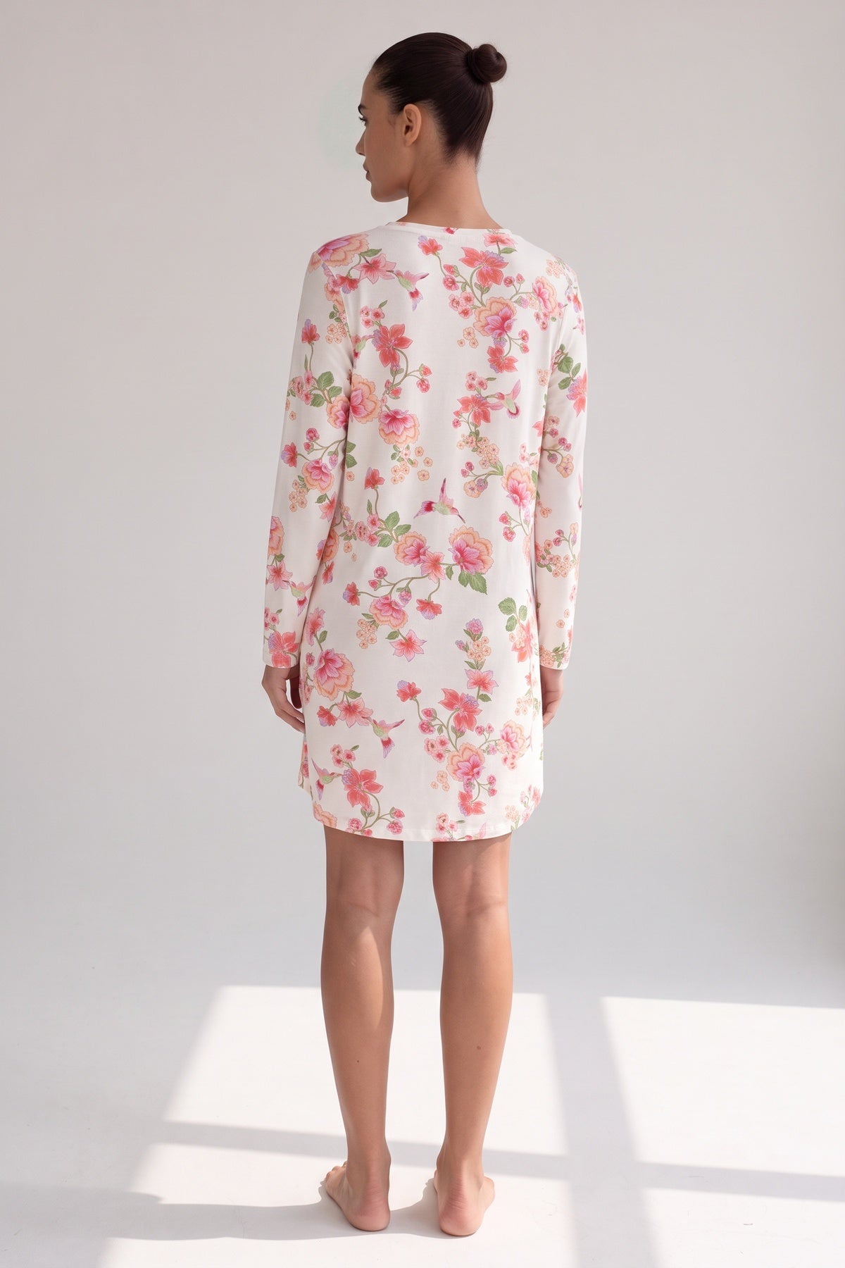 Wit slaapshirt met bloemenprint en lange mouwen, achteraanzicht
