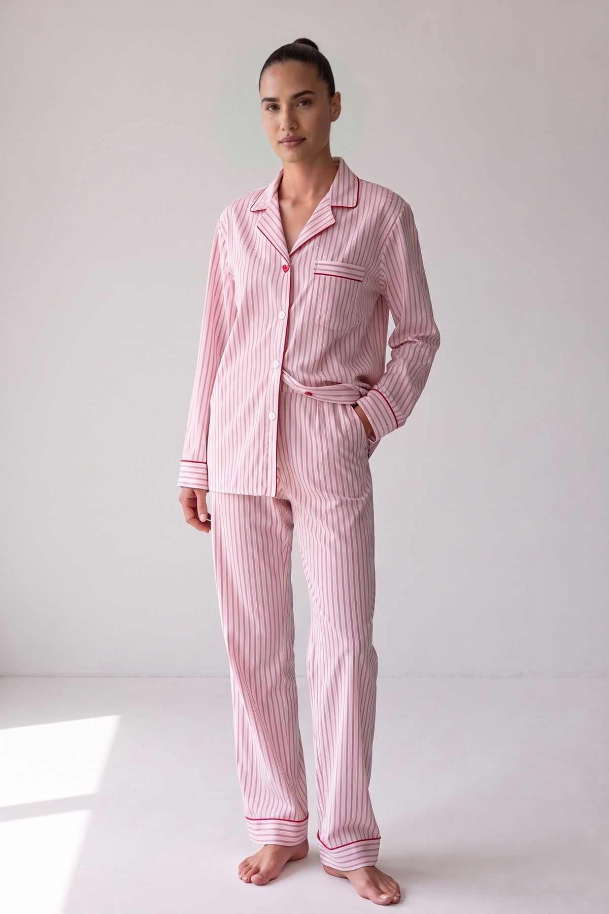 Roze gestreepte katoenen pyjama met rode biezen, gedragen, vooraanzicht