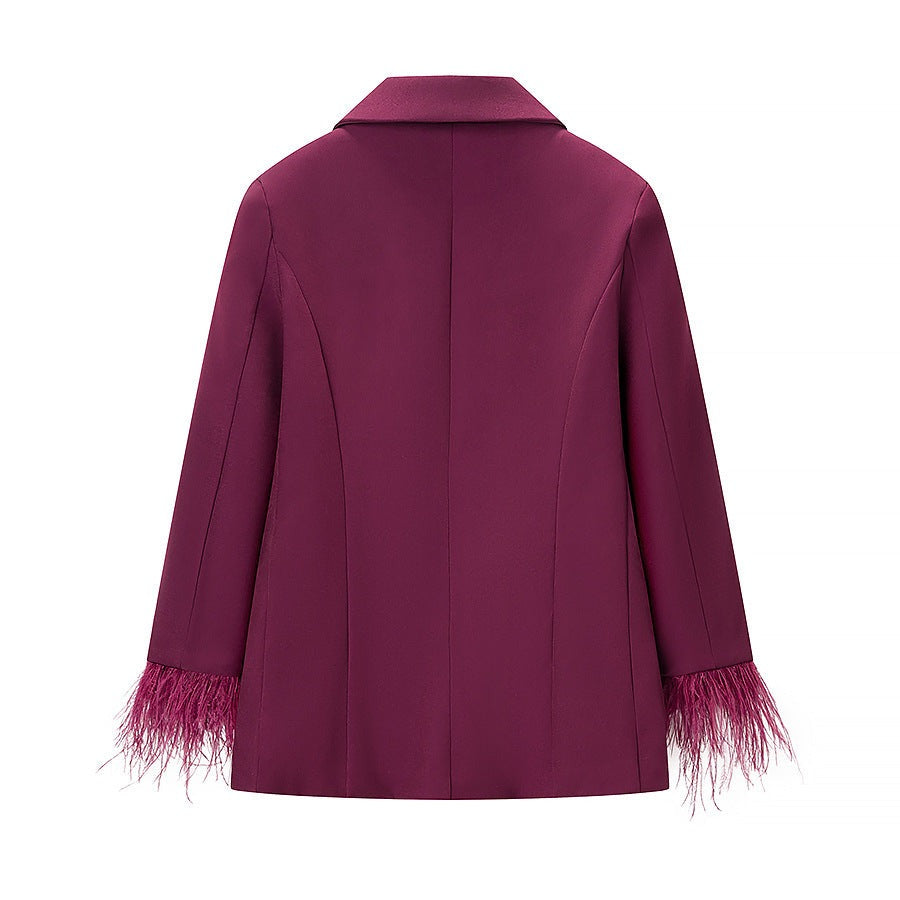 Smokingbroekpak met veren aan de mouwen in bordeaux, blazer zonder model, achteraanzicht