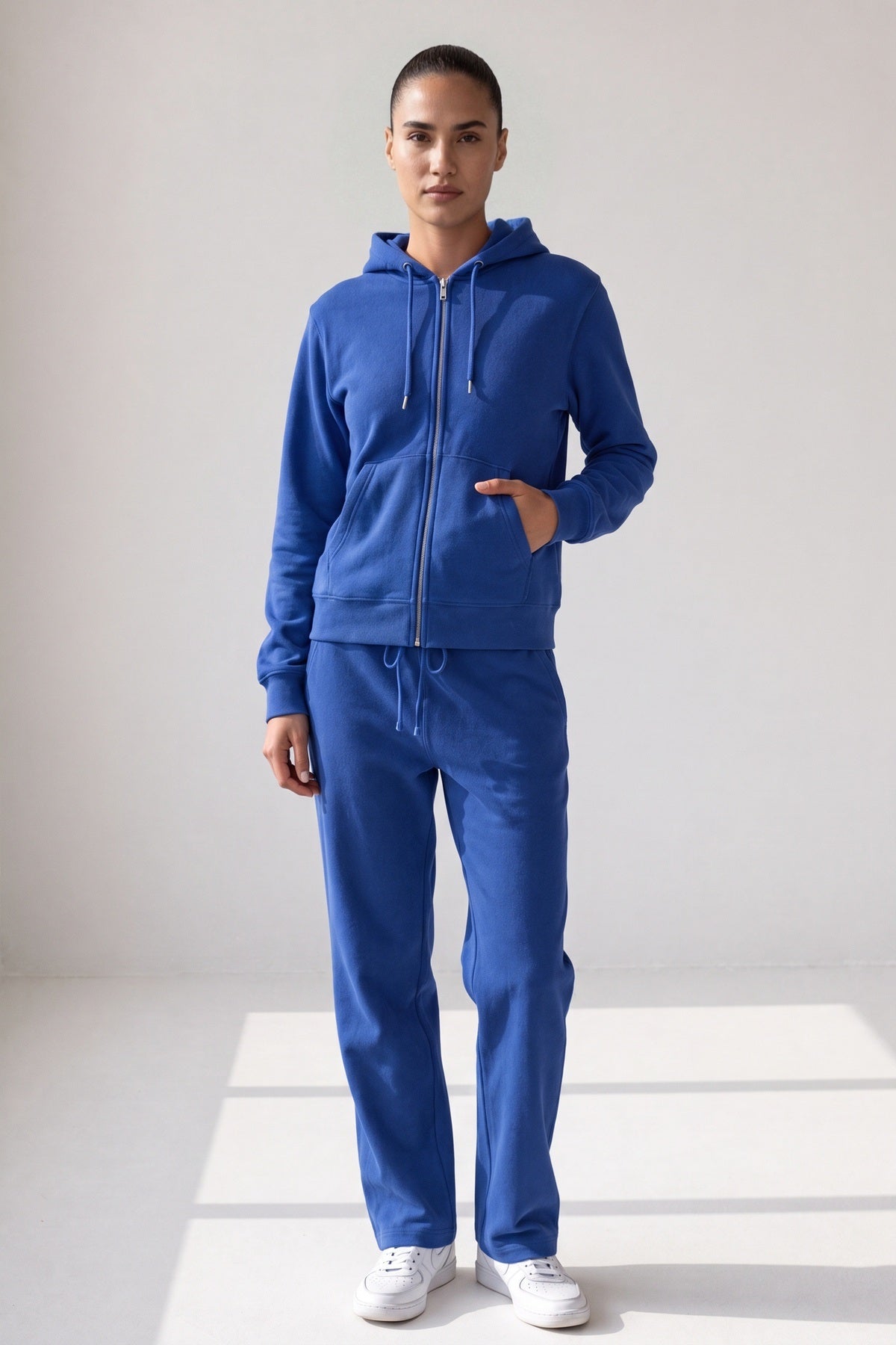 Koningsblauwe fleece hoodie met rits en bijpassende rechte broek, gedragen, vooraanzicht