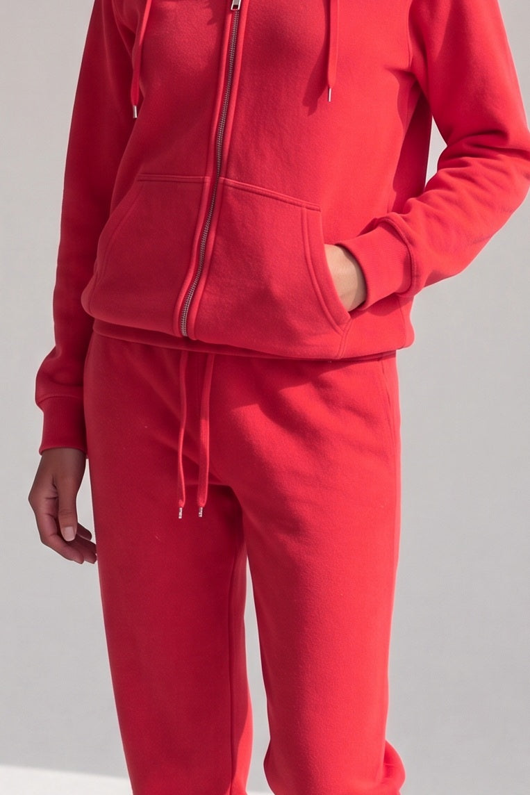Rode fleece hoodie met doorlopende rits en zakken aan de voorkant, stofdetail
