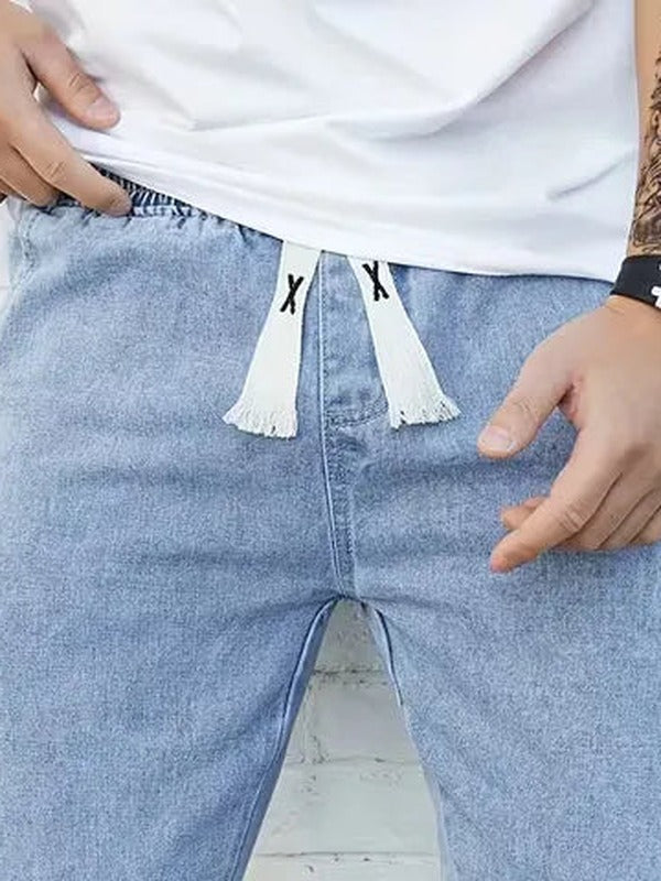 Joggerjeans voor heren in lichtblauw, close-up van de elastische band en het koord
