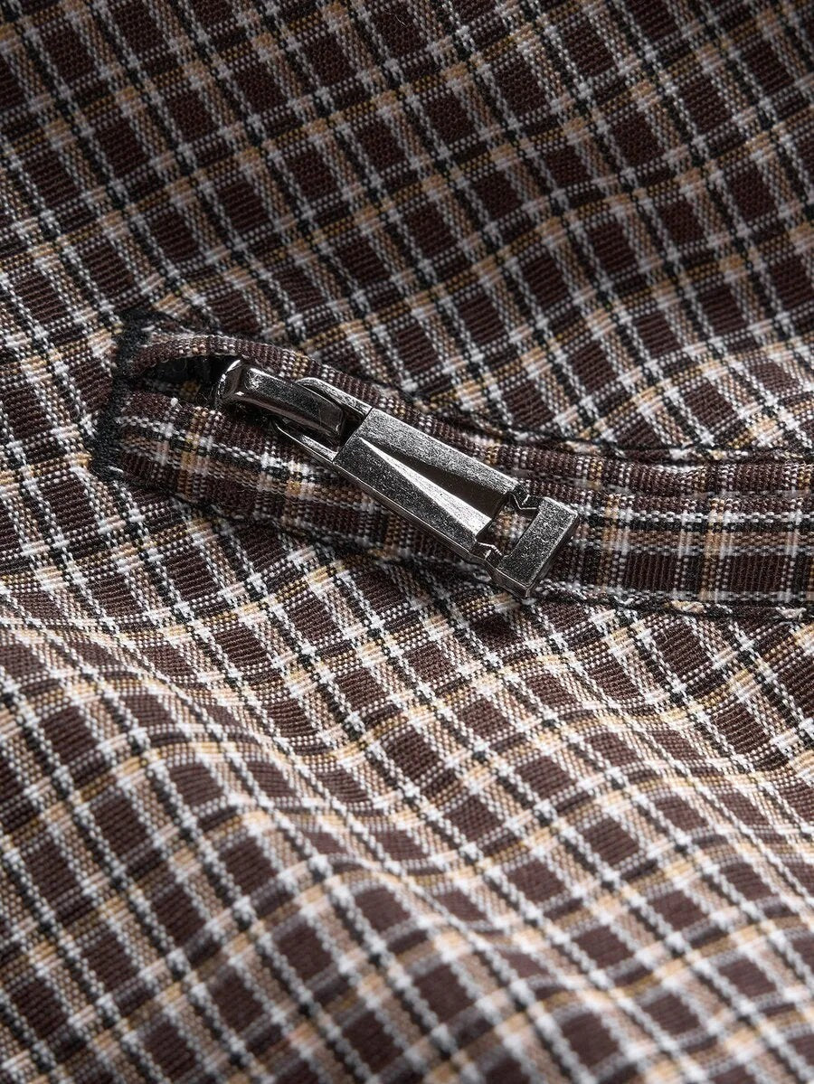 Korte herenjas met capuchon in bruin geruit, close-up van de ritsen