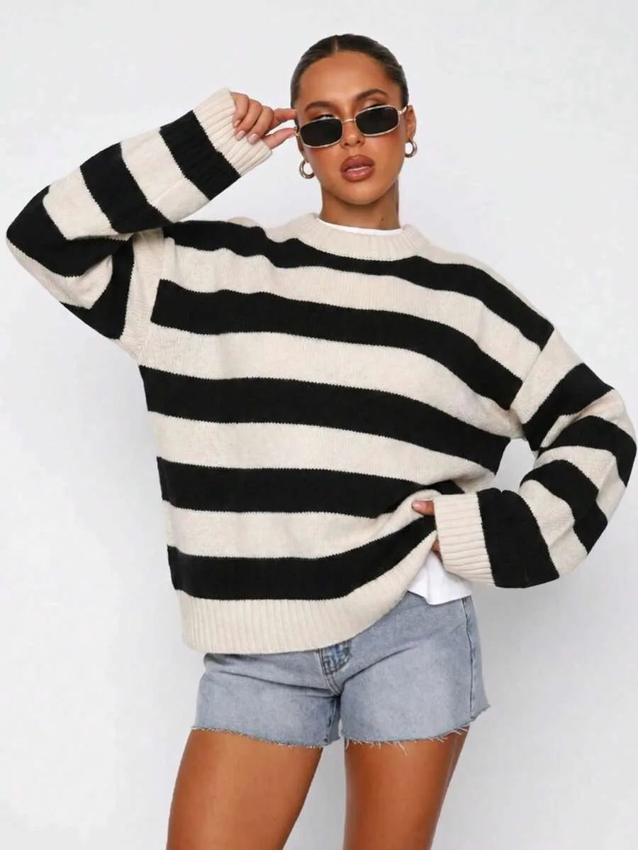 Oversized trui met ronde hals in zwart-wit gestreept, studiofoto