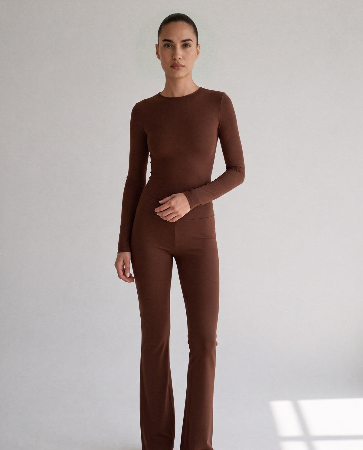 Co-ord set met strakke longsleeve en flared broek in bruin, gedragen, volledige lengte