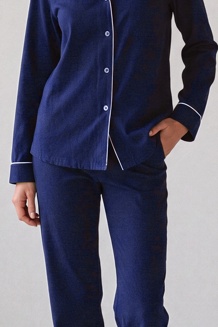 Marineblauw geborsteld katoenflanel met witte biezen, stofdetail