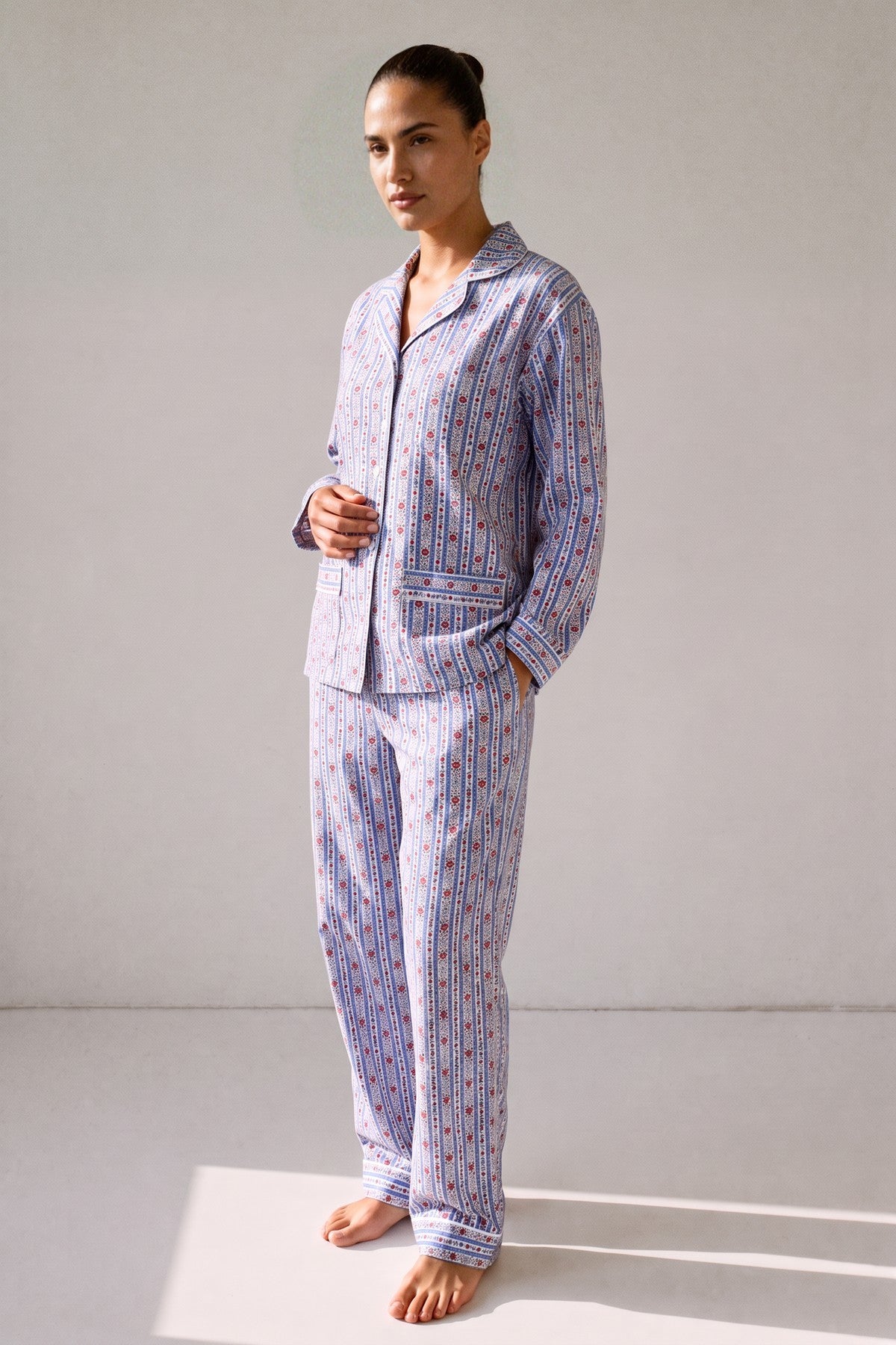Flanellen pyjama met blauwe streep in Alpenstijl, gedragen, vooraanzicht