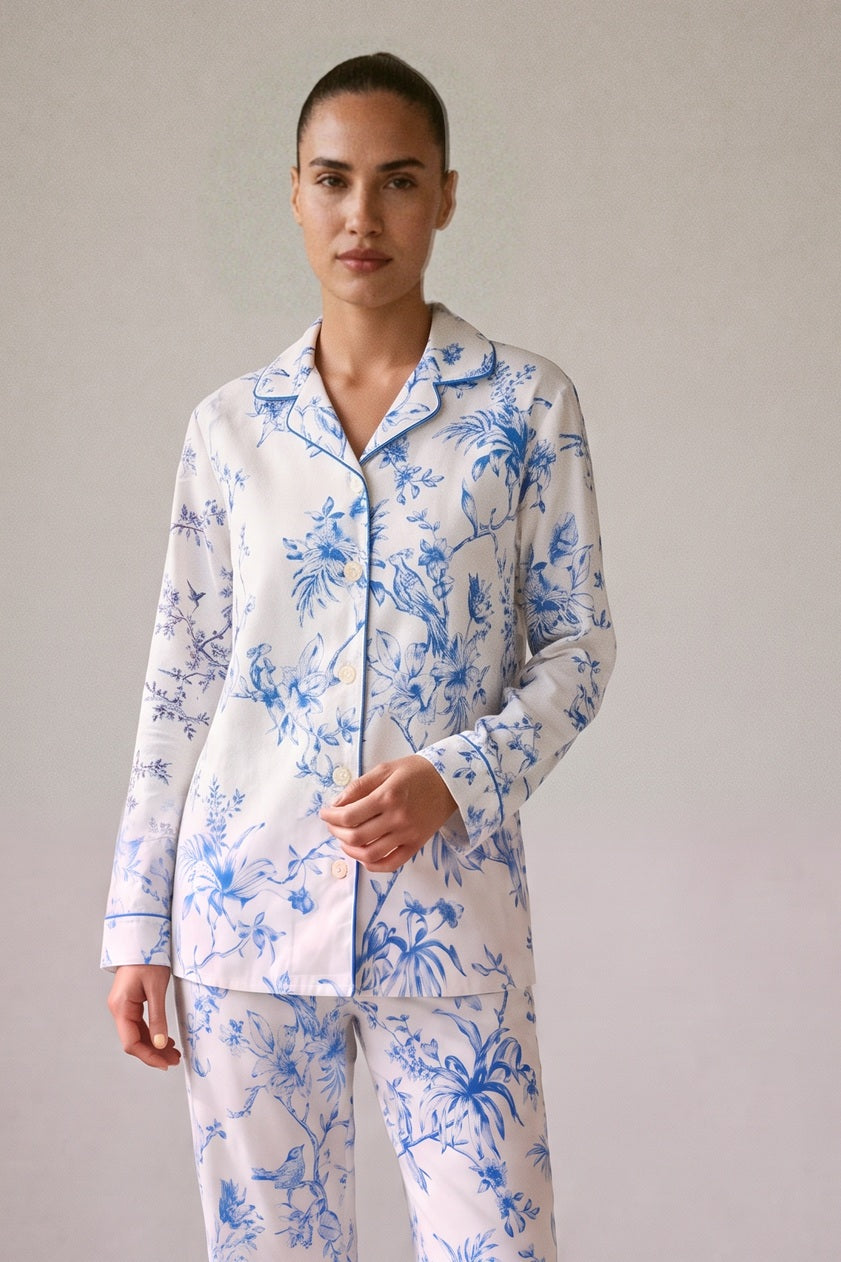Witte flanellen pyjamatop met reverskraag en blauwe biezen, close-up