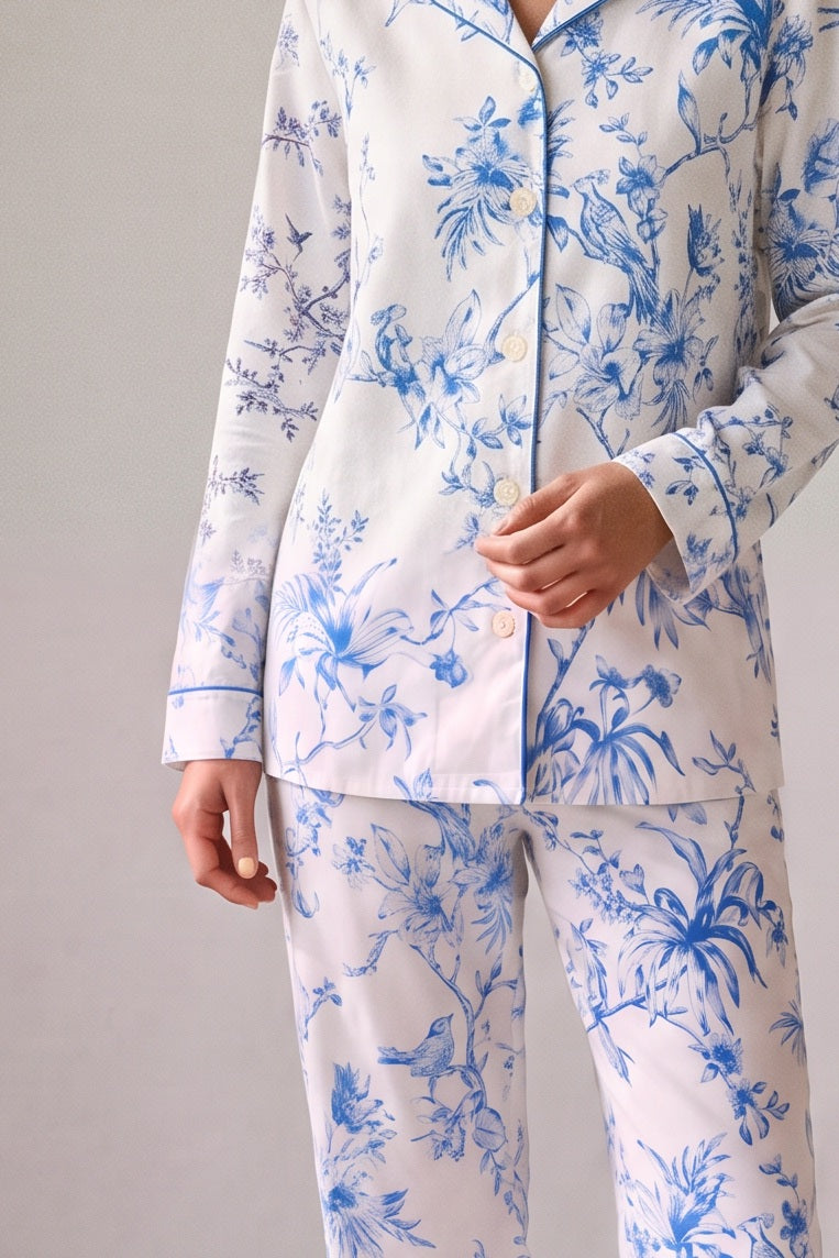 Blauwe vogel- en bloesemprint op wit katoenflanel, stofdetail