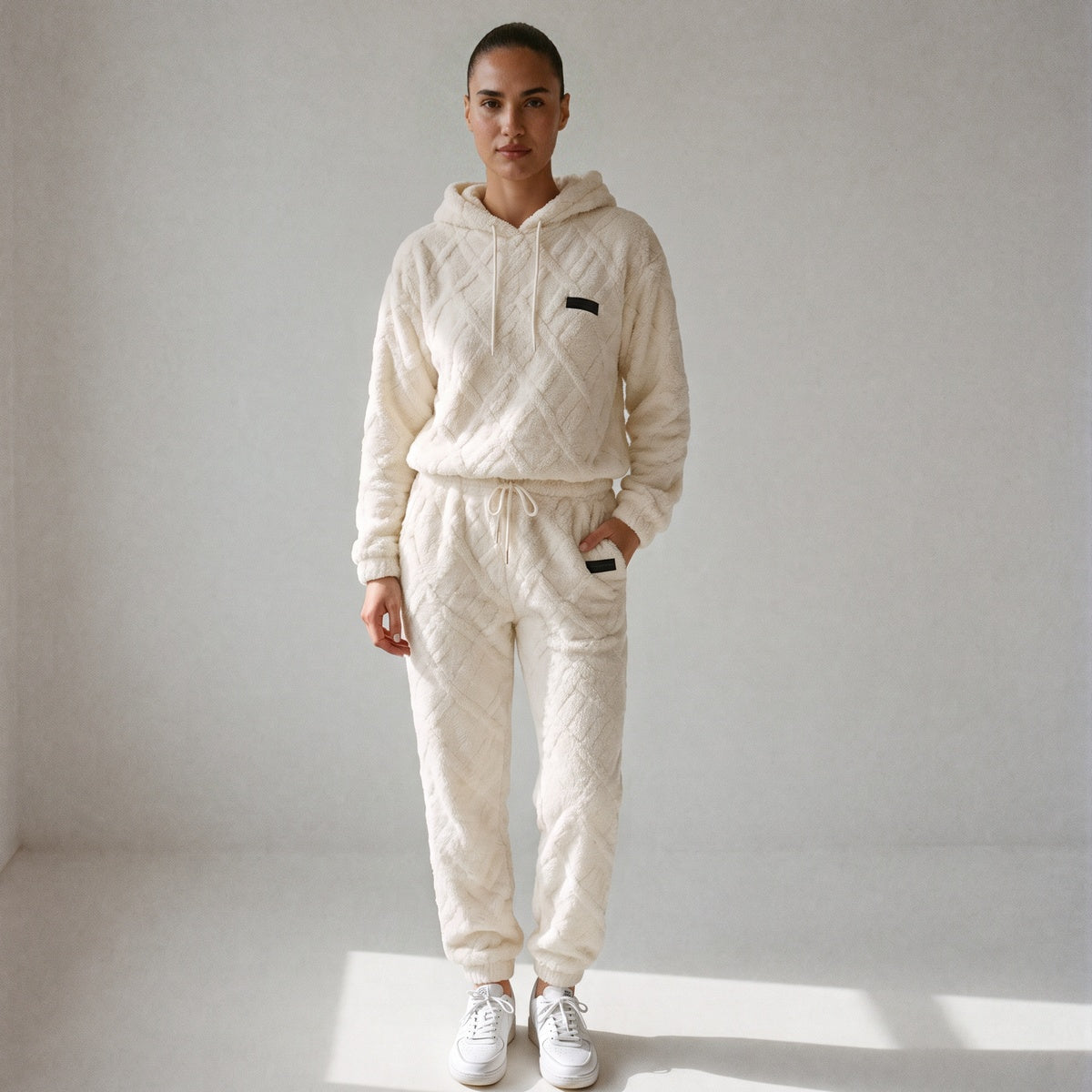 Joggingpak met 3D-ruitpatroon, hoodie en joggingbroek in crème, gedragen, volledige lengte