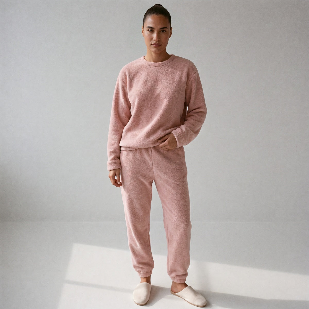 Zacht fleece huispak met sweater en joggingbroek in roze, gedragen, volledige lengte