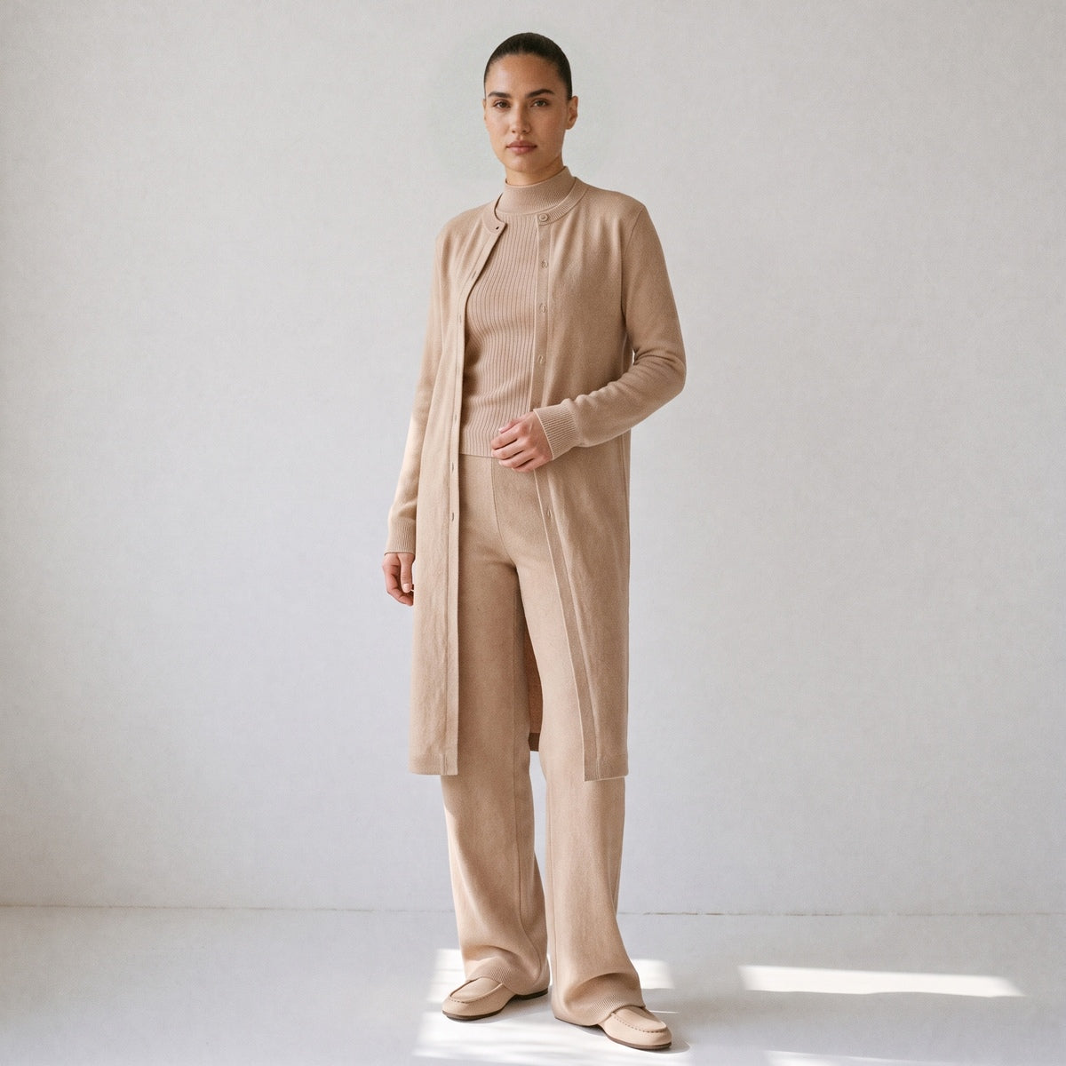 Driedelig huispak met lang vest, geribde top en wijde broek in beige, gedragen, volledige lengte