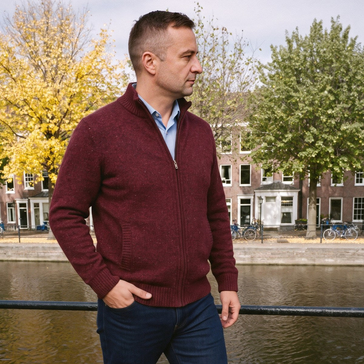 Herenvest in bordeaux met rits, gedragen langs een gracht in Utrecht