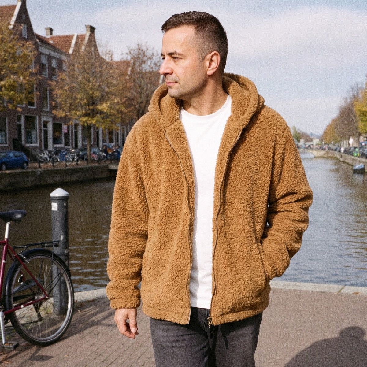 Teddyjas met capuchon voor heren in camel, gedragen door een model op straat
