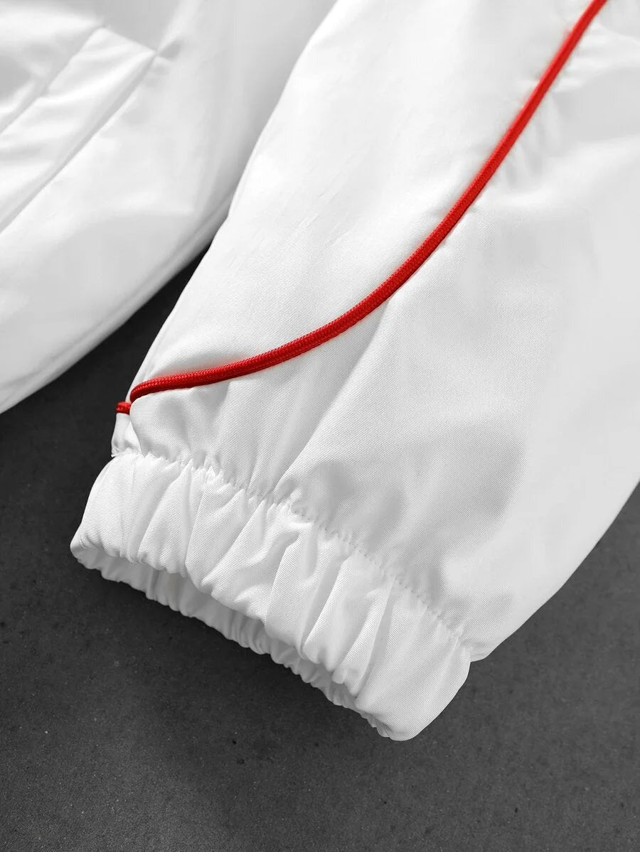 Korte herenjas met capuchon in wit, close-up van de mouwboord
