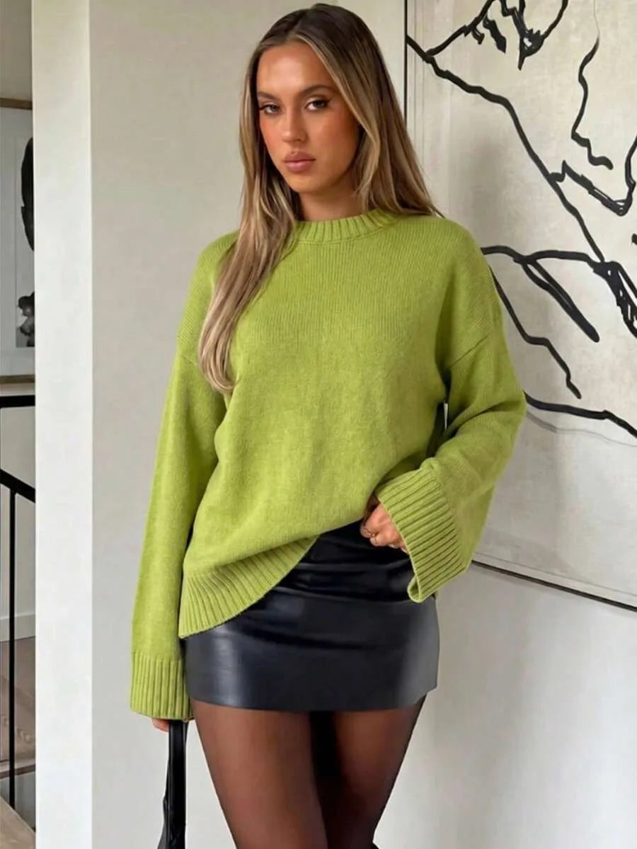 Oversized trui met ronde hals in limoengroen, gedragen