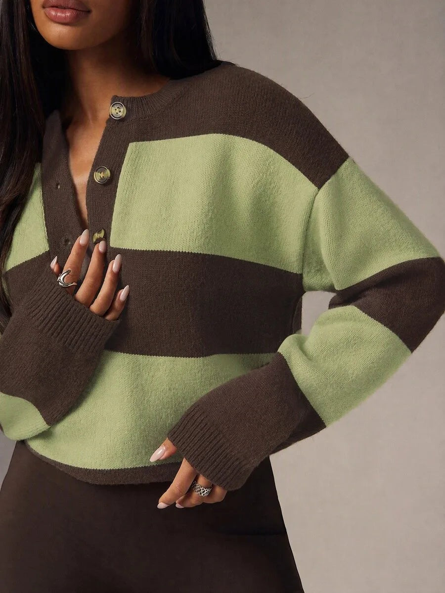 Oversized trui met brede strepen en knoopjes in saliegroen/bruin, gedragen