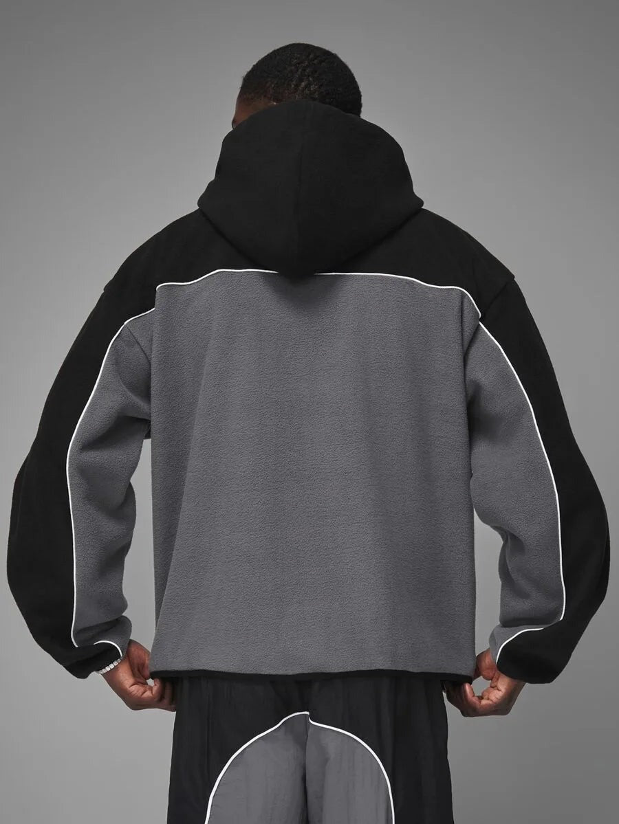 Korte herenjas met capuchon in donkergrijs fleece, gedragen, achterkant