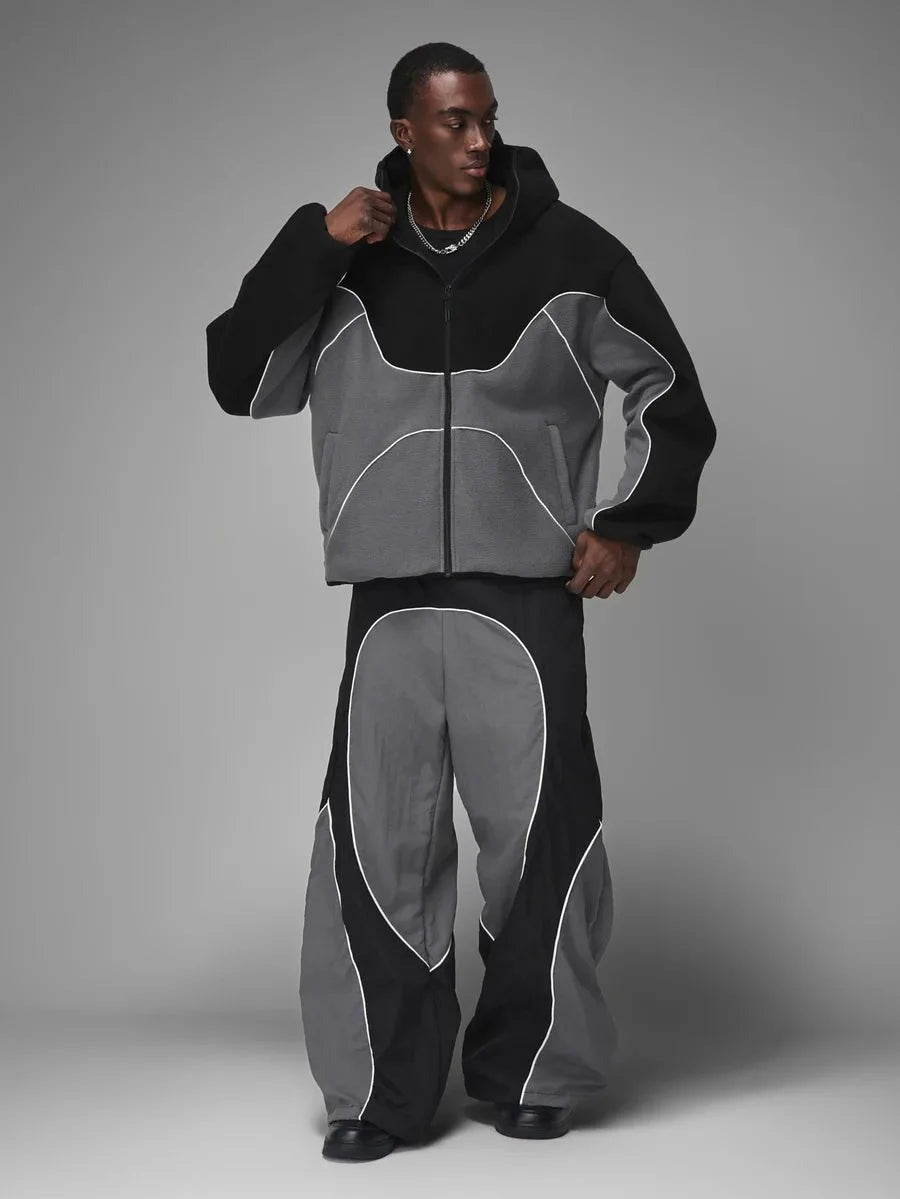Korte herenjas met capuchon in donkergrijs fleece, gedragen, hele figuur
