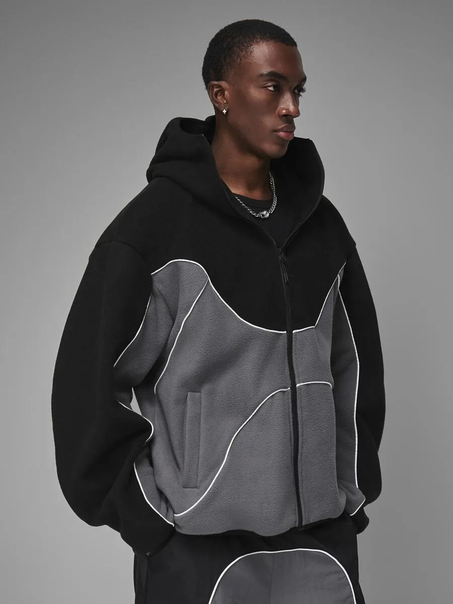 Korte herenjas met capuchon in donkergrijs fleece, gedragen, voorkant