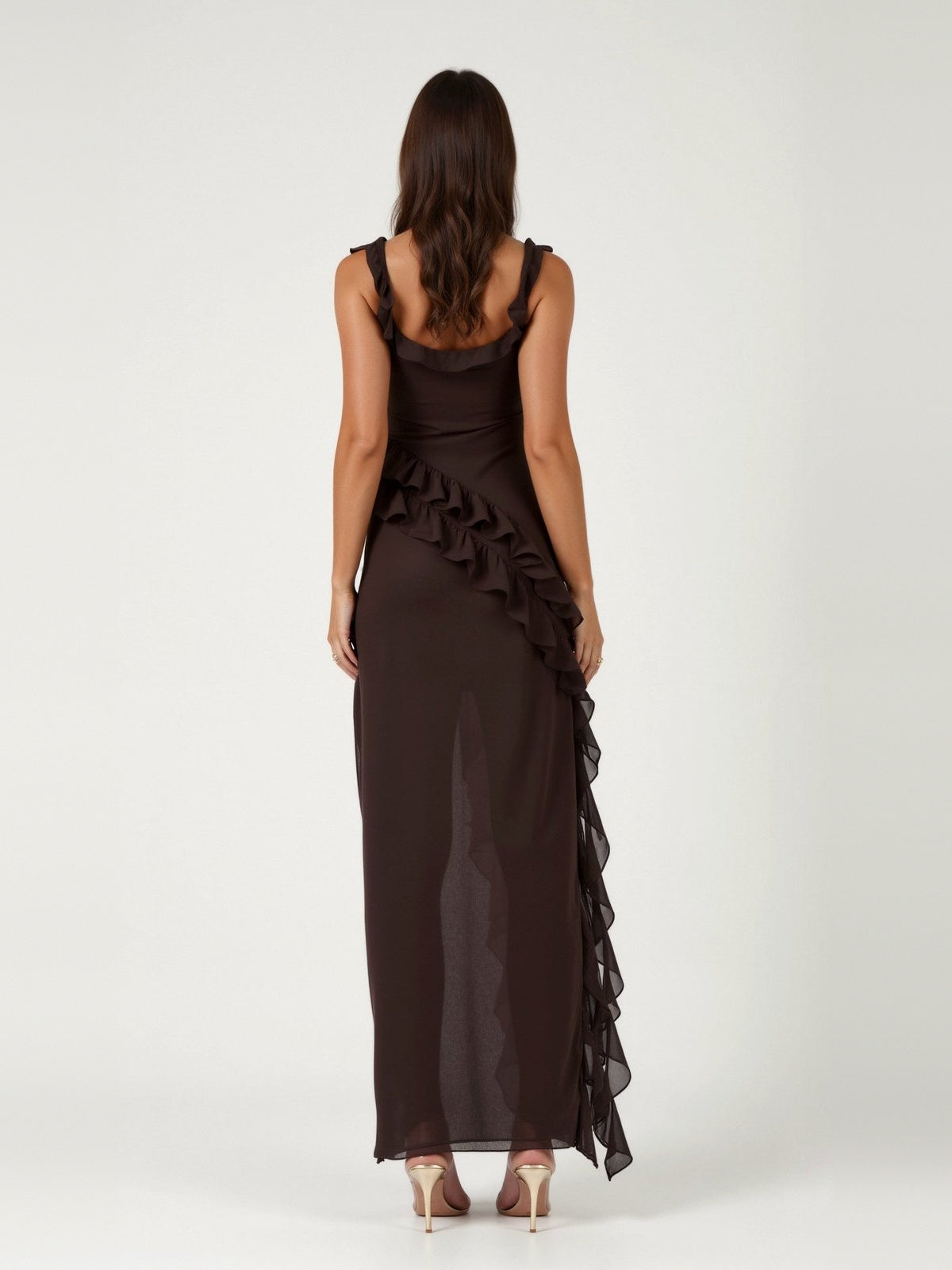 Bruine maxi jurk met ruches en split, gedragen door vrouw, achteraanzicht | Boutique Moda