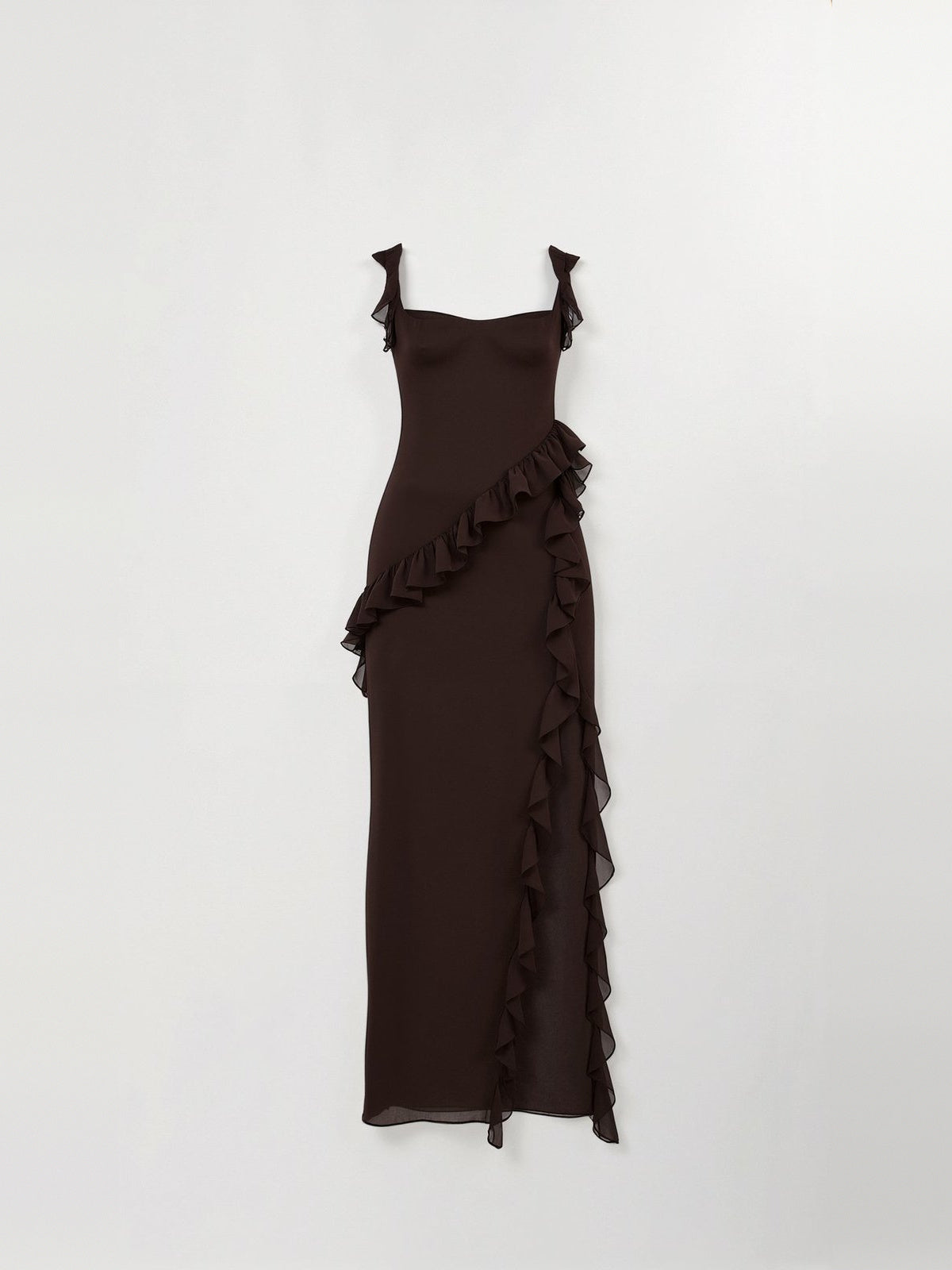 Donkerbruine maxi jurk met ruches en split, uitgestald zonder mannequin | Boutique Moda