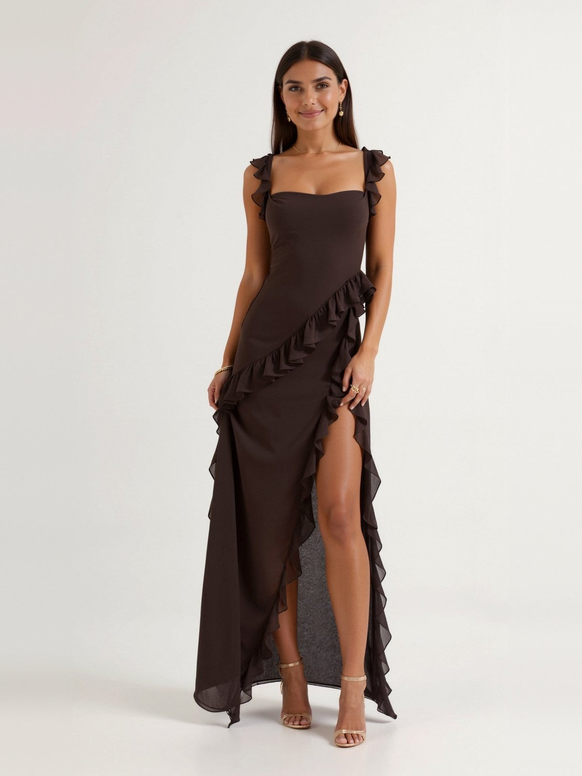 Bruine maxi jurk met ruches en split, gedragen door vrouw met hakken | Boutique Moda
