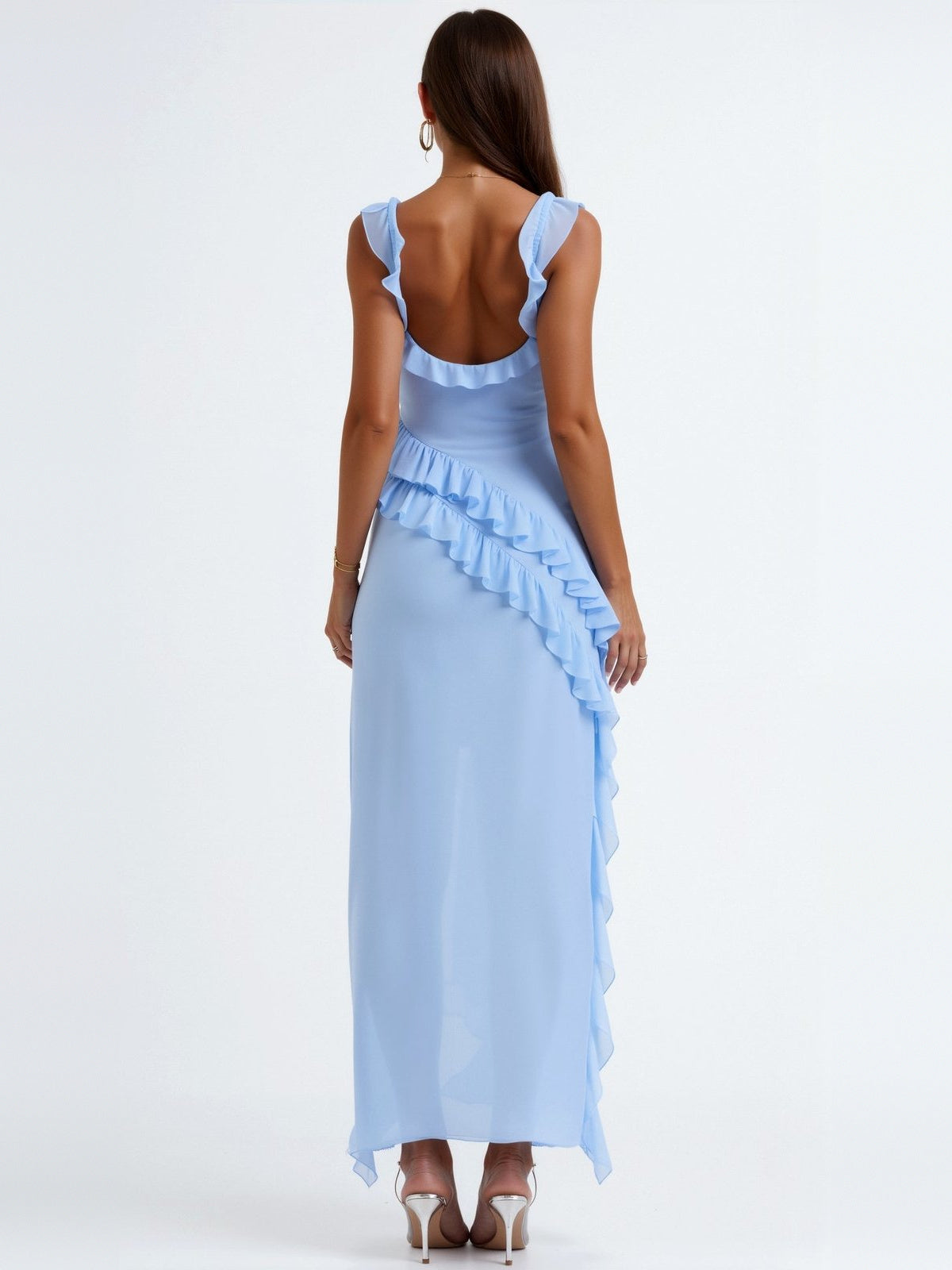 Lichtblauwe maxi-jurk met ruches gedragen door vrouw, achteraanzicht met open rug | Boutique Moda